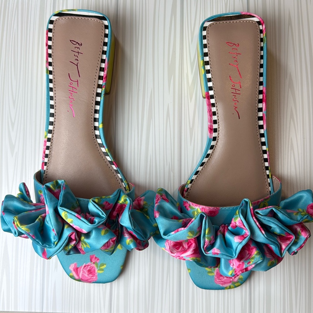 Betsey Johnson Floral Ruffle Aliva Slip On Sandal - 9